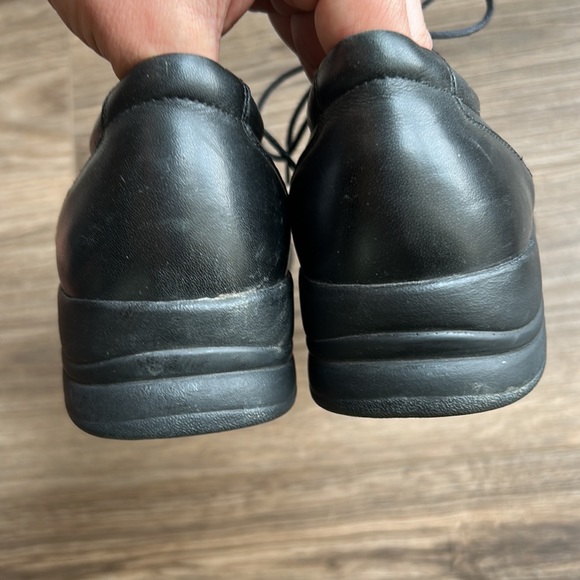 Propet Black Leather Elite Walkers | 7.5 - Picture 6 of 9